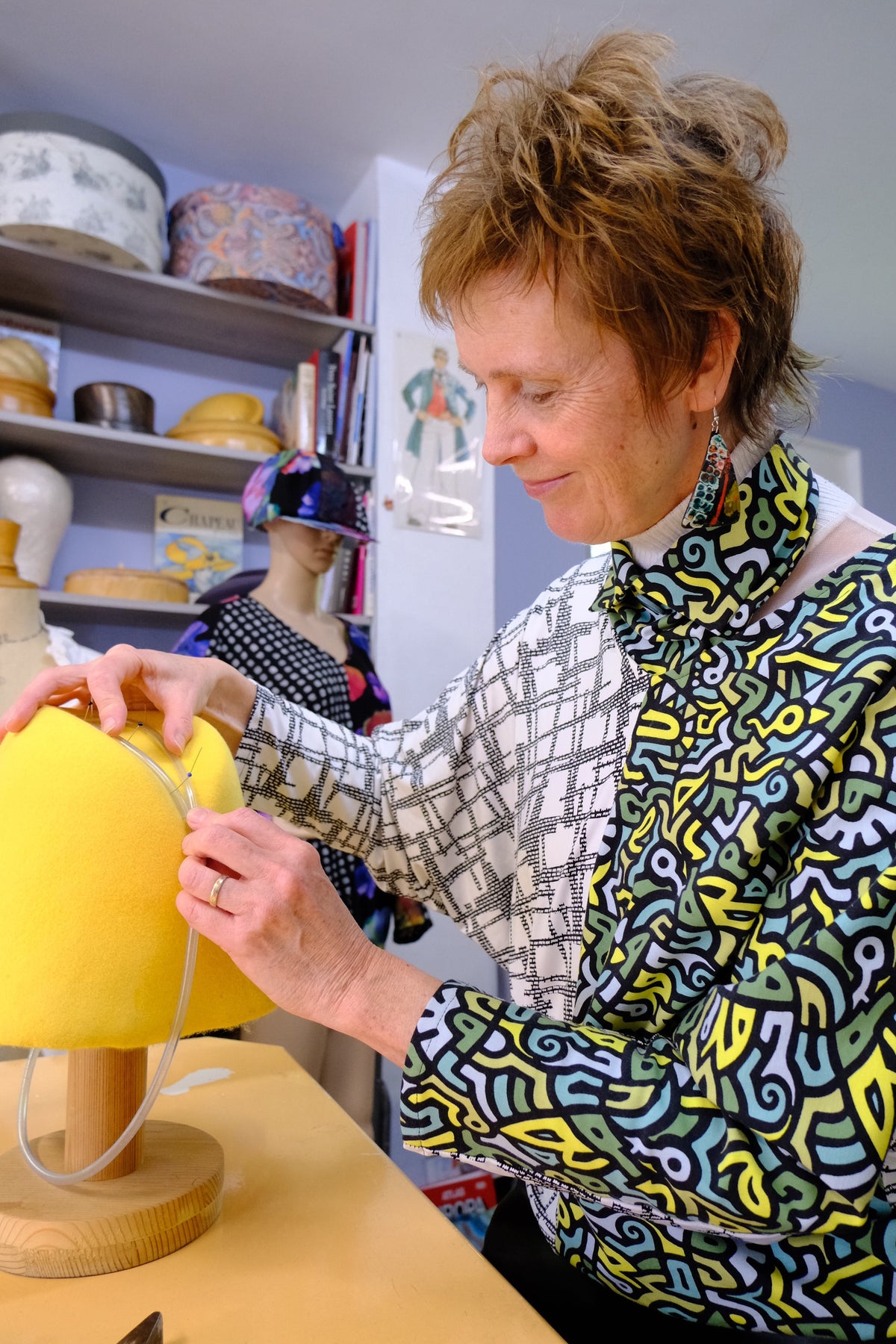 Modiste Isabelle qui crée un chapeau en feutre dans son atelier